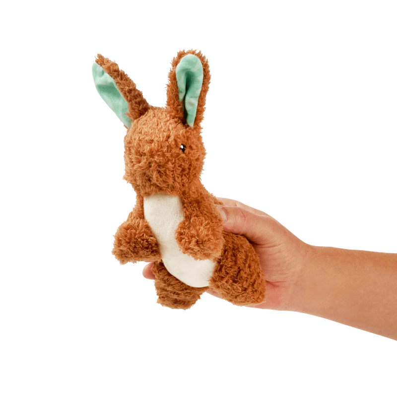 Peluche pour chien Lotta le Lapin dans une main pour montrer la taille