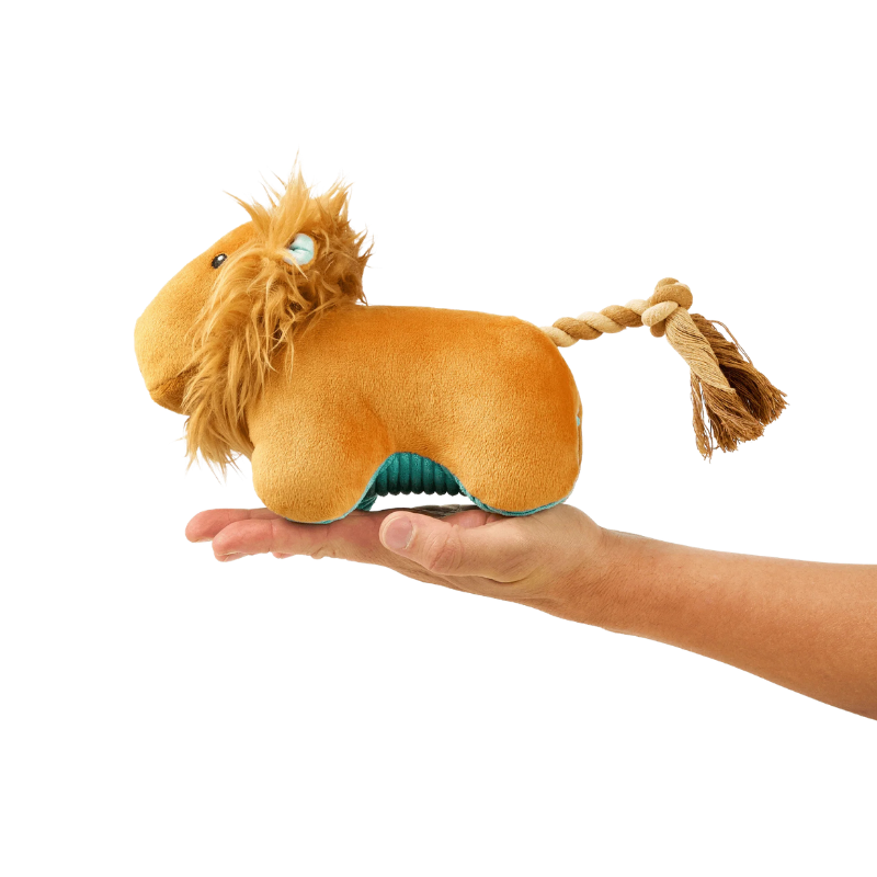 Peluche pour chien George le Lion posé sur une main pour montrer la taille