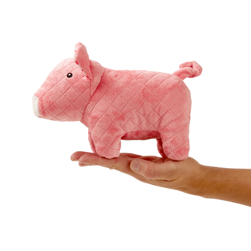 Peluche pour chien Hamlet le cochon posé dans une main pour montrer la taille