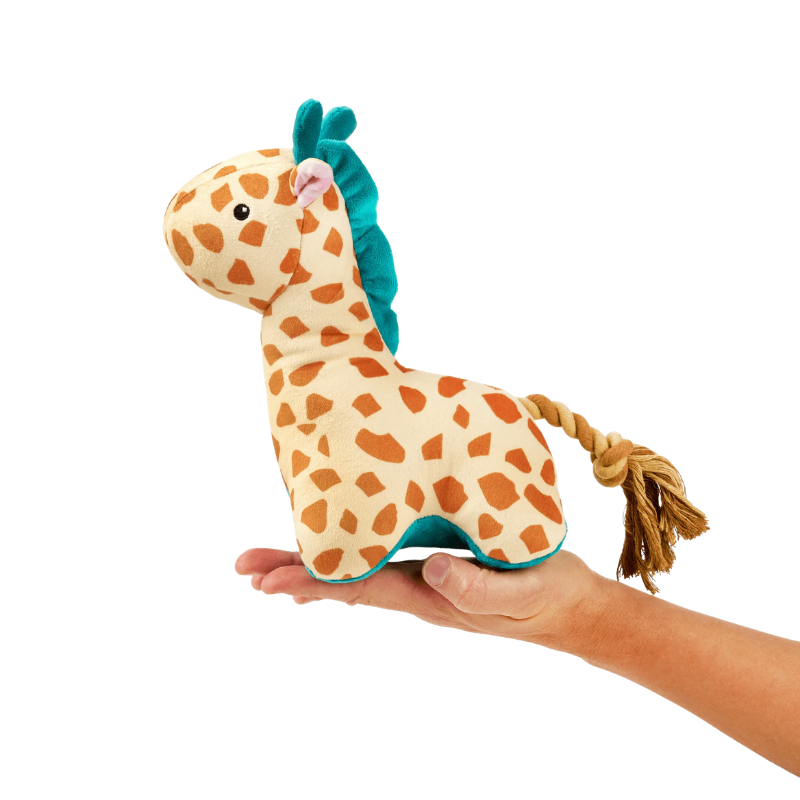 Peluche pour chien Jerry la girage posée sur une main pour montrer la taille