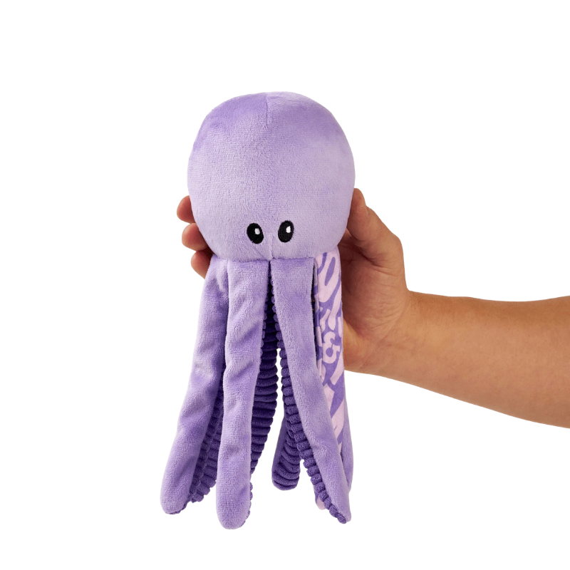 Peluche pour chien Leila la Pieuvre dans une main pour montrer la taille