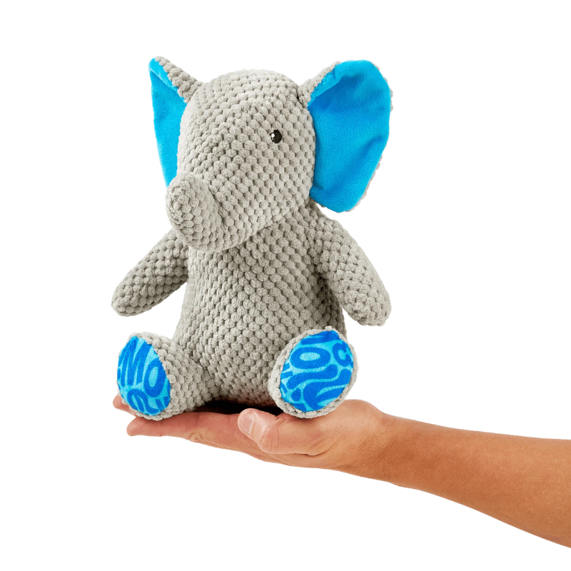 Peluche pour chien Susi L'éléphant dans une main pour montrer la taille