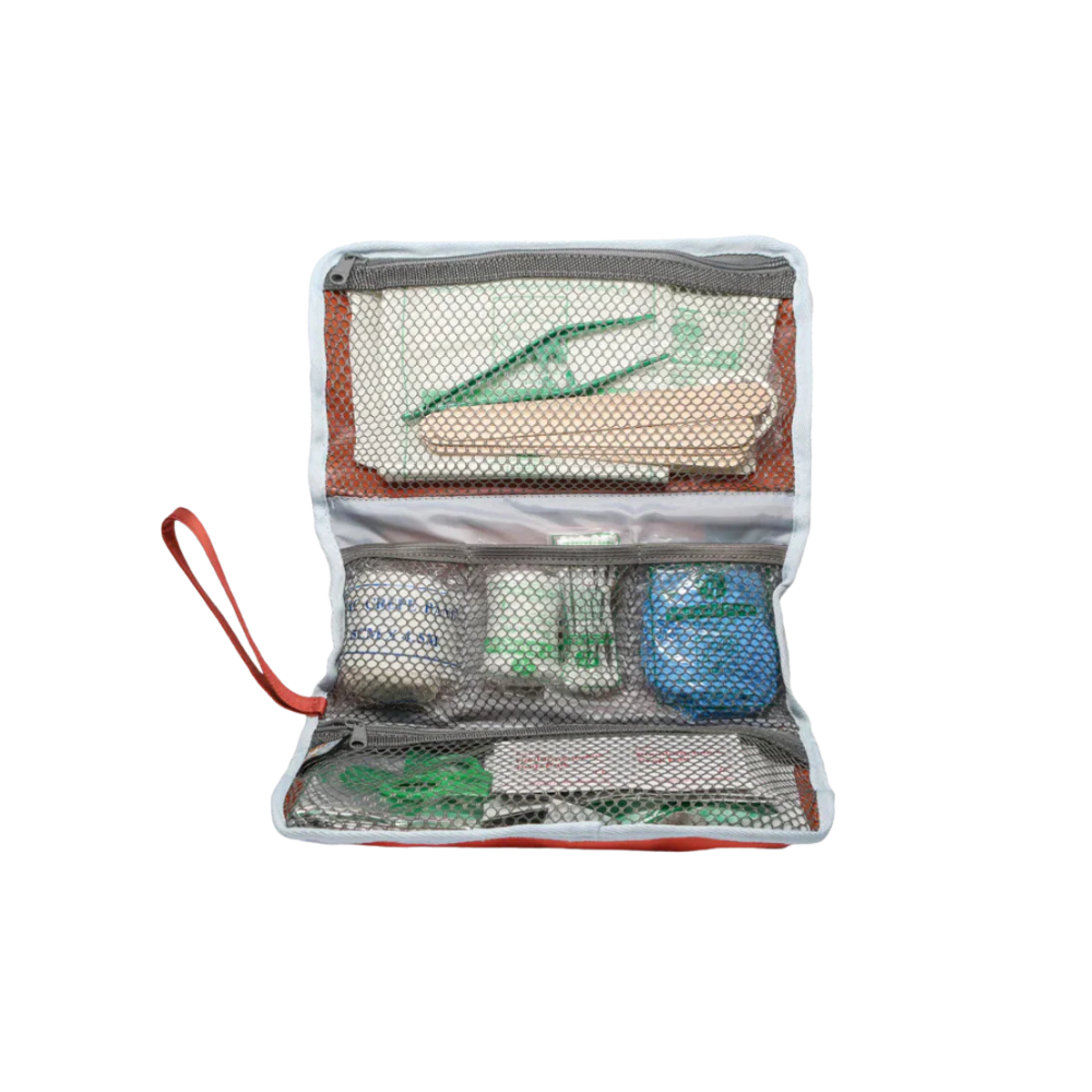 Vue de la trousse de premiers secours pour chien et chat ouverte avec les pochettes de rangement